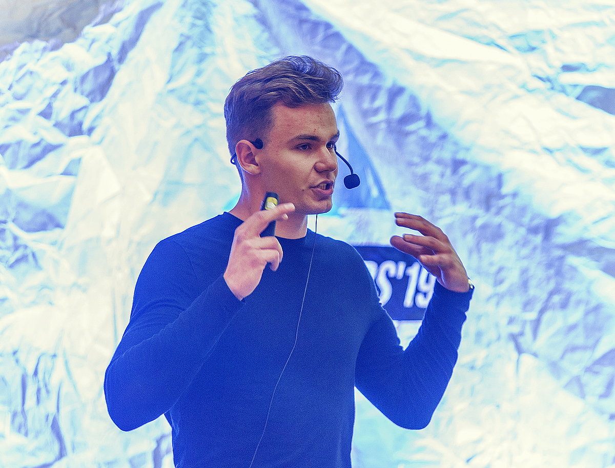 Īpašnieks Valters Odziņš prezentē SIA Okrafts festivālā ICEBREAKERS'19